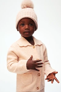 Bonnet en tricot côtelé avec pompon