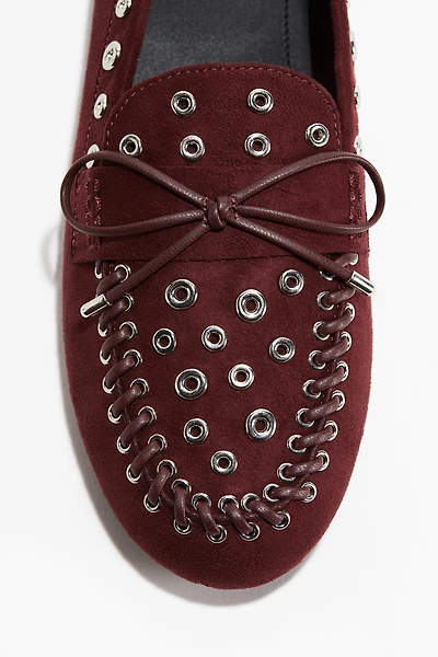 Mocassins décorés d'œillets