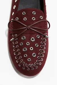 Mocassins décorés d'œillets