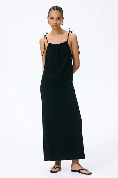 Robe froissée avec bretelles à nouer