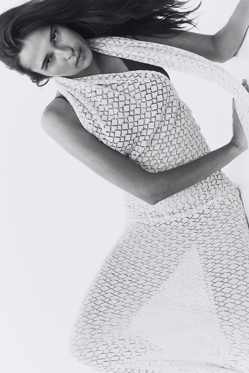 Robe d'aspect crocheté avec col écharpe