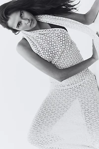 Robe d'aspect crocheté avec col écharpe
