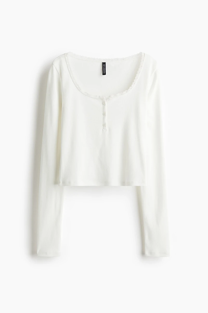Haut à encolure dégagée