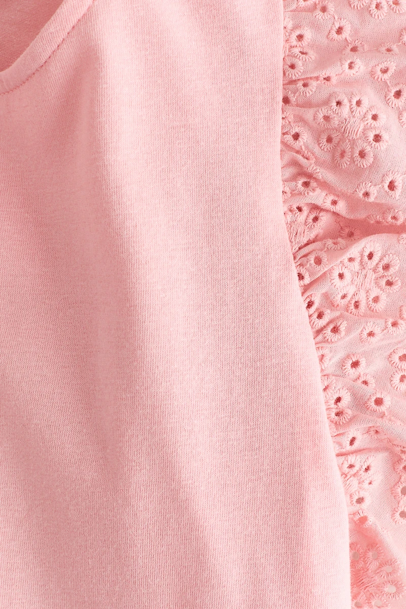 Haut à manches volantées avec broderie anglaise