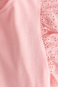 Haut à manches volantées avec broderie anglaise