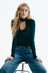 Haut à effet drapé avec écharpe