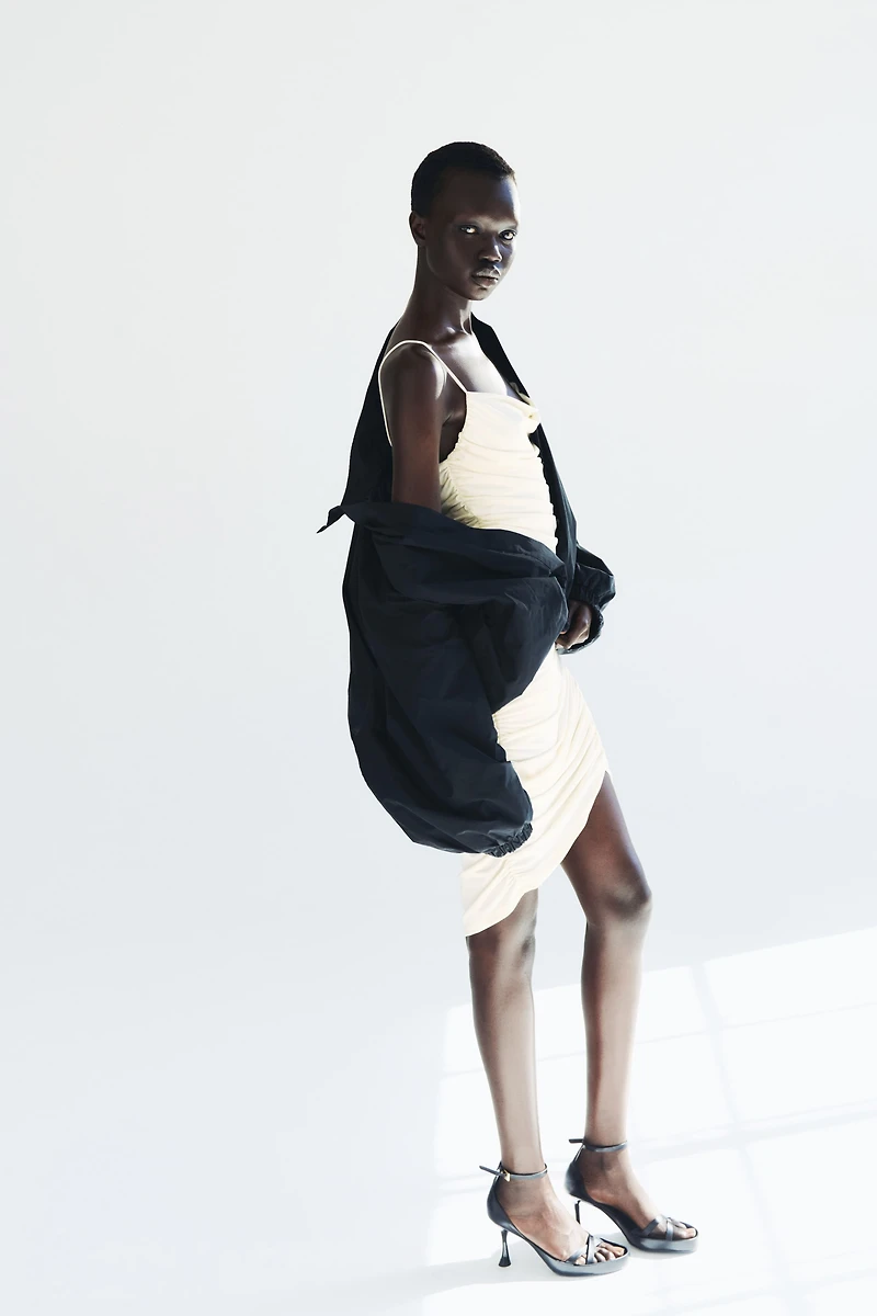 Robe à effet drapé avec bretelles fines