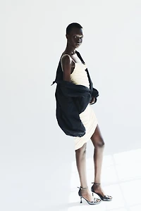 Robe à effet drapé avec bretelles fines