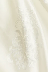 Robe brodée