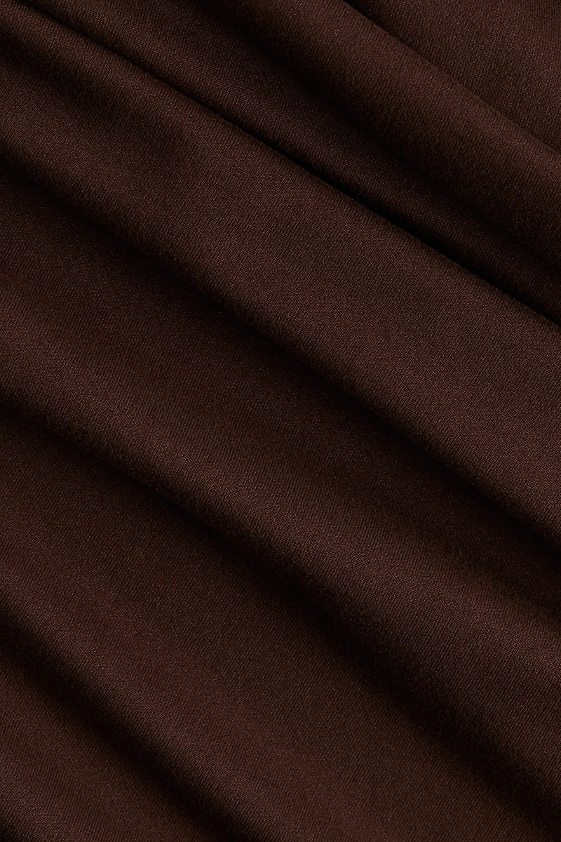 Robe moulante à effet drapé