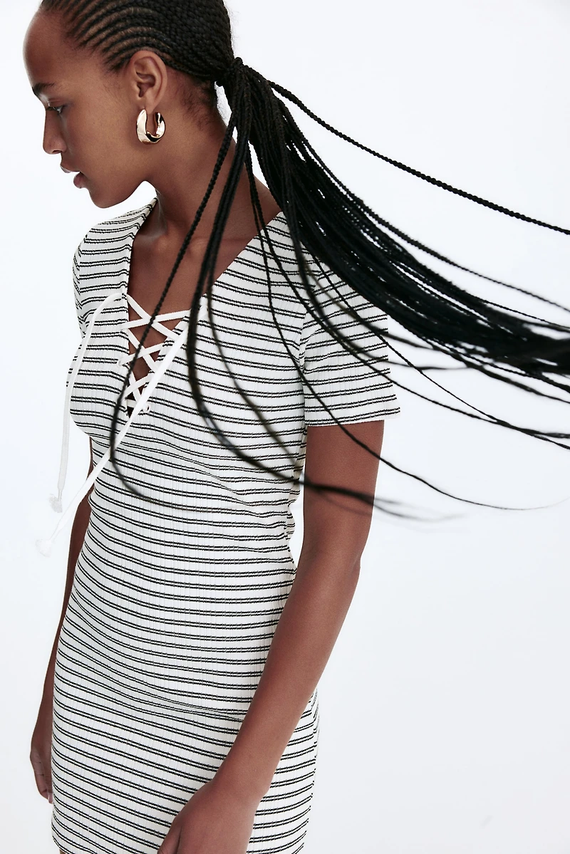Robe moulante avec laçage