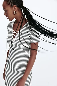 Robe moulante avec laçage