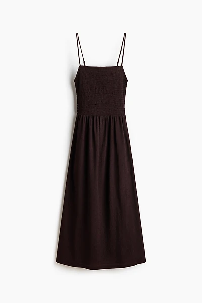 Robe smockée avec bretelles fines