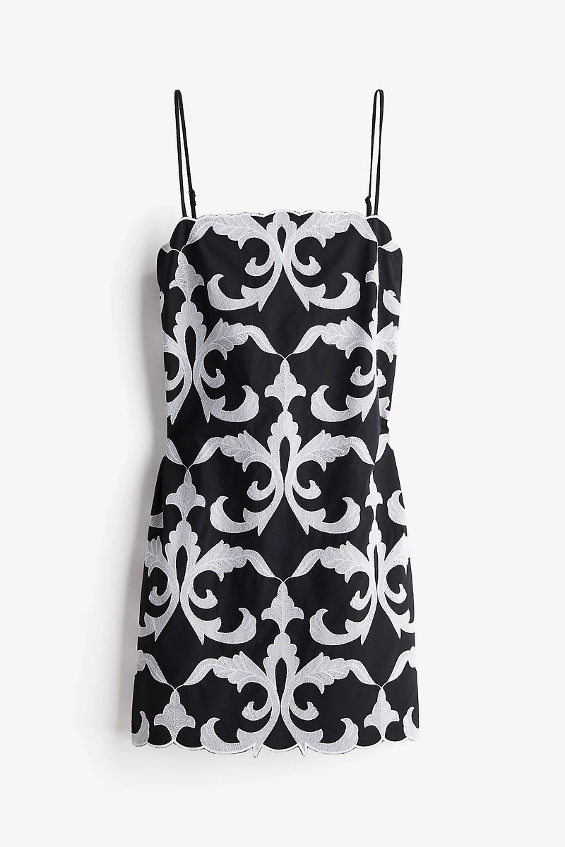 Robe brodée à bretelles fines