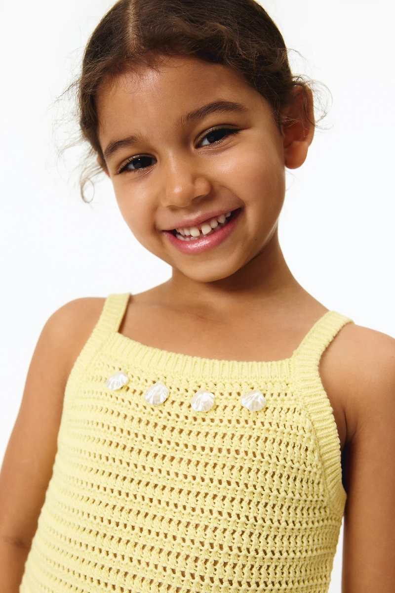 Haut ornementé en tricot