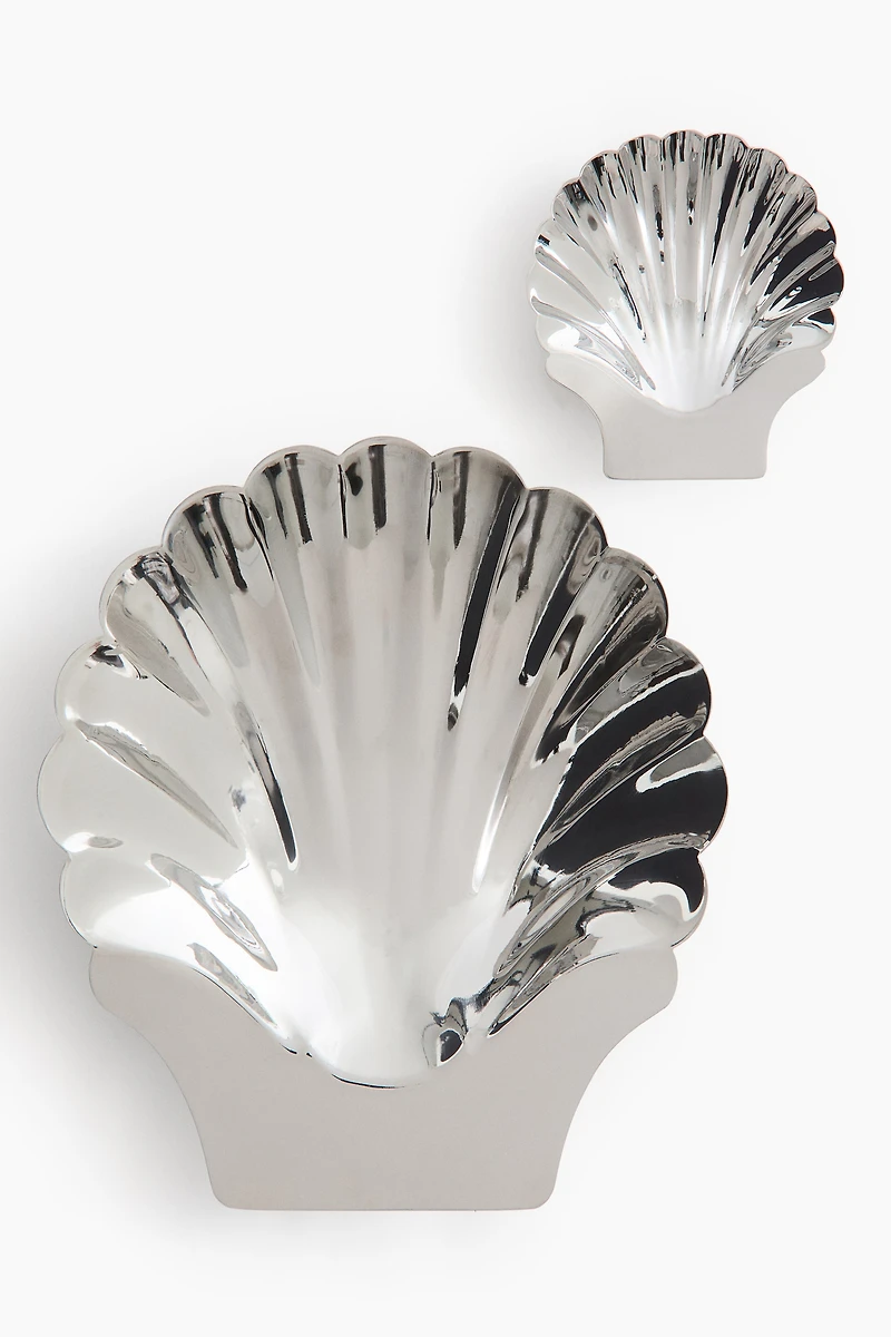 Seashell-shaped serving bowl
