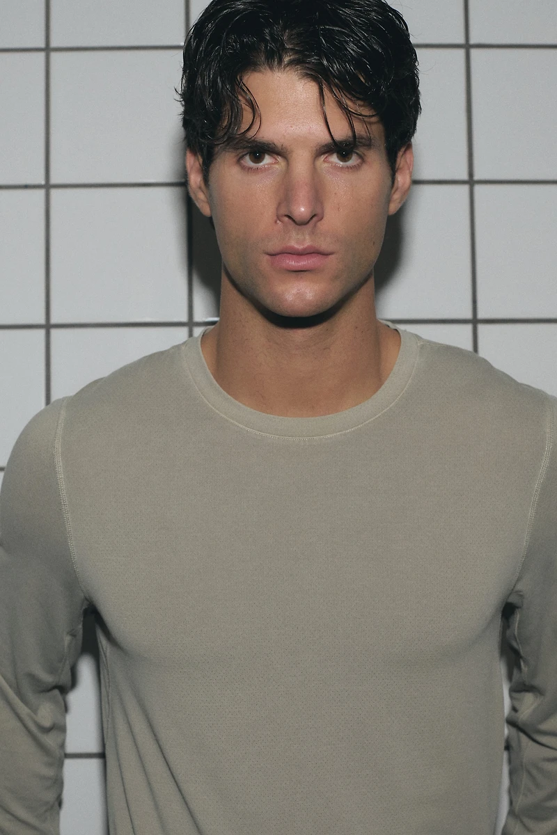 T-shirt de sport coupe classique avec DryMove™