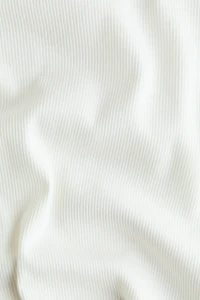 T-shirt côtelé à bords surjetés