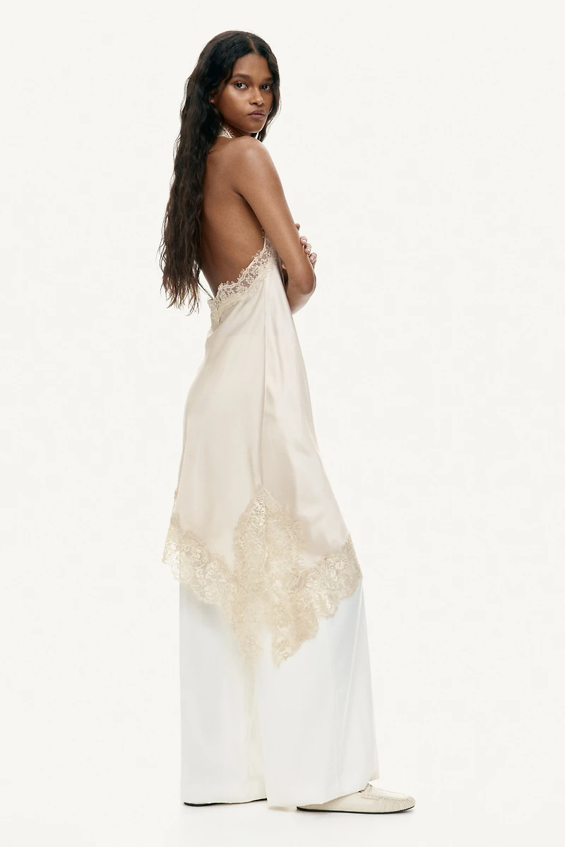 Robe dos nu en satin