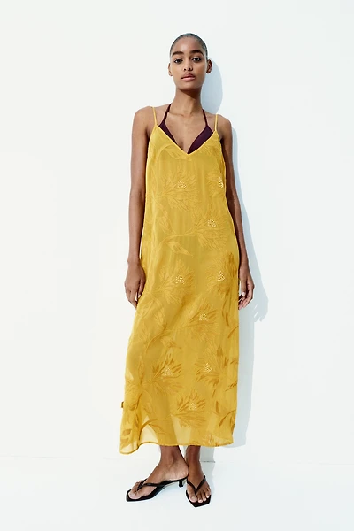 Robe ornementée à bretelles fines