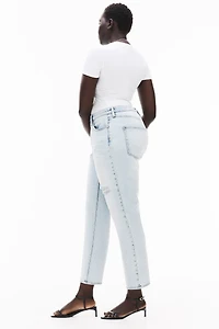 Jean taille haute à la cheville et près du corps