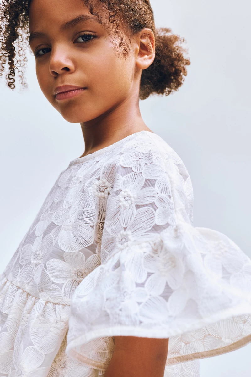 Robe à manches volantées avec broderies