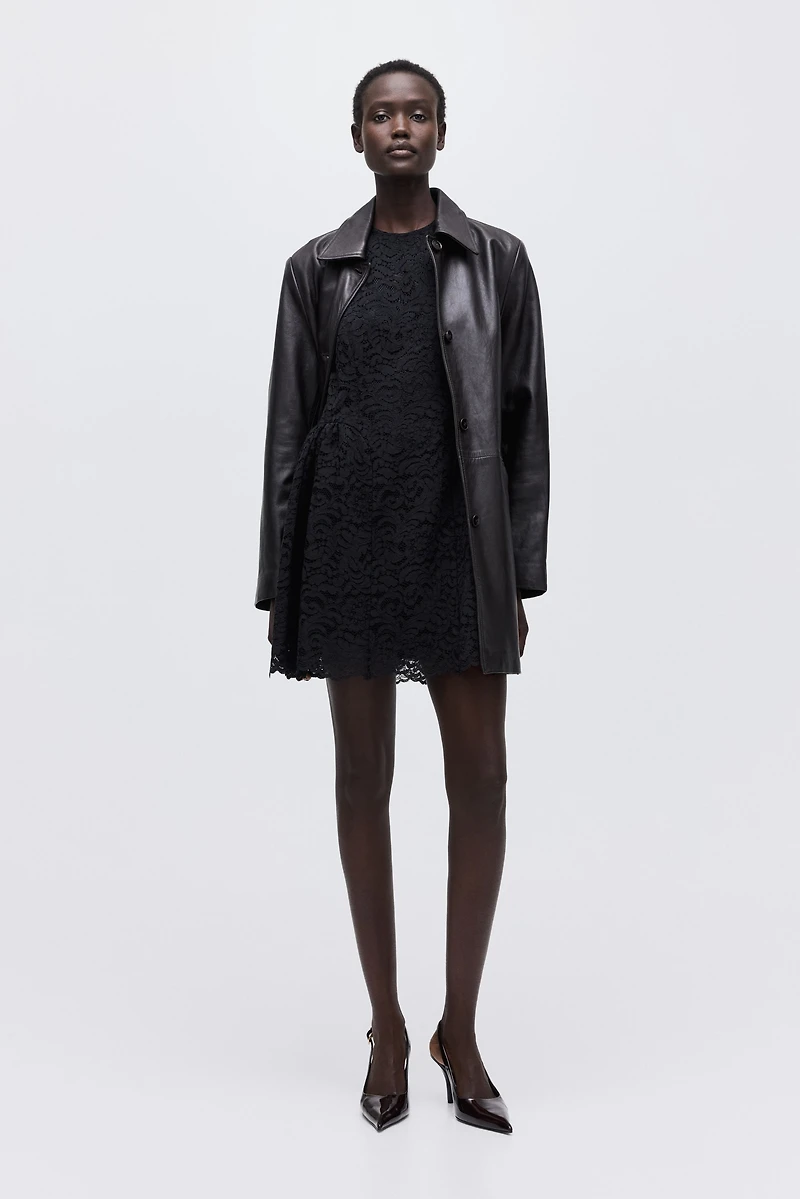 Robe en dentelle avec jupe évasée