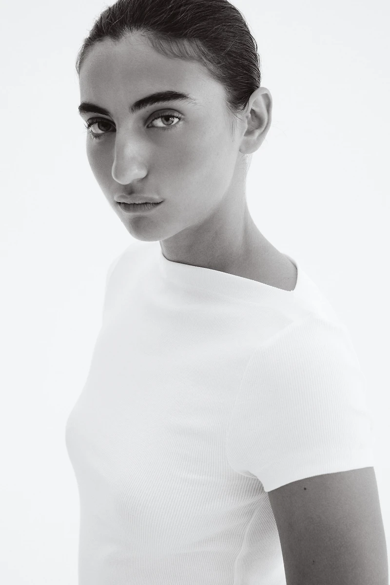 Haut côtelé avec encolure bateau