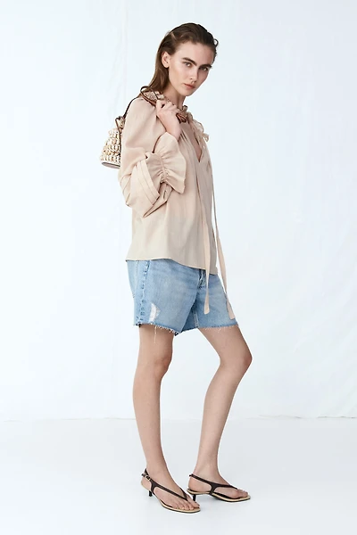 Short en denim avec bords coupés