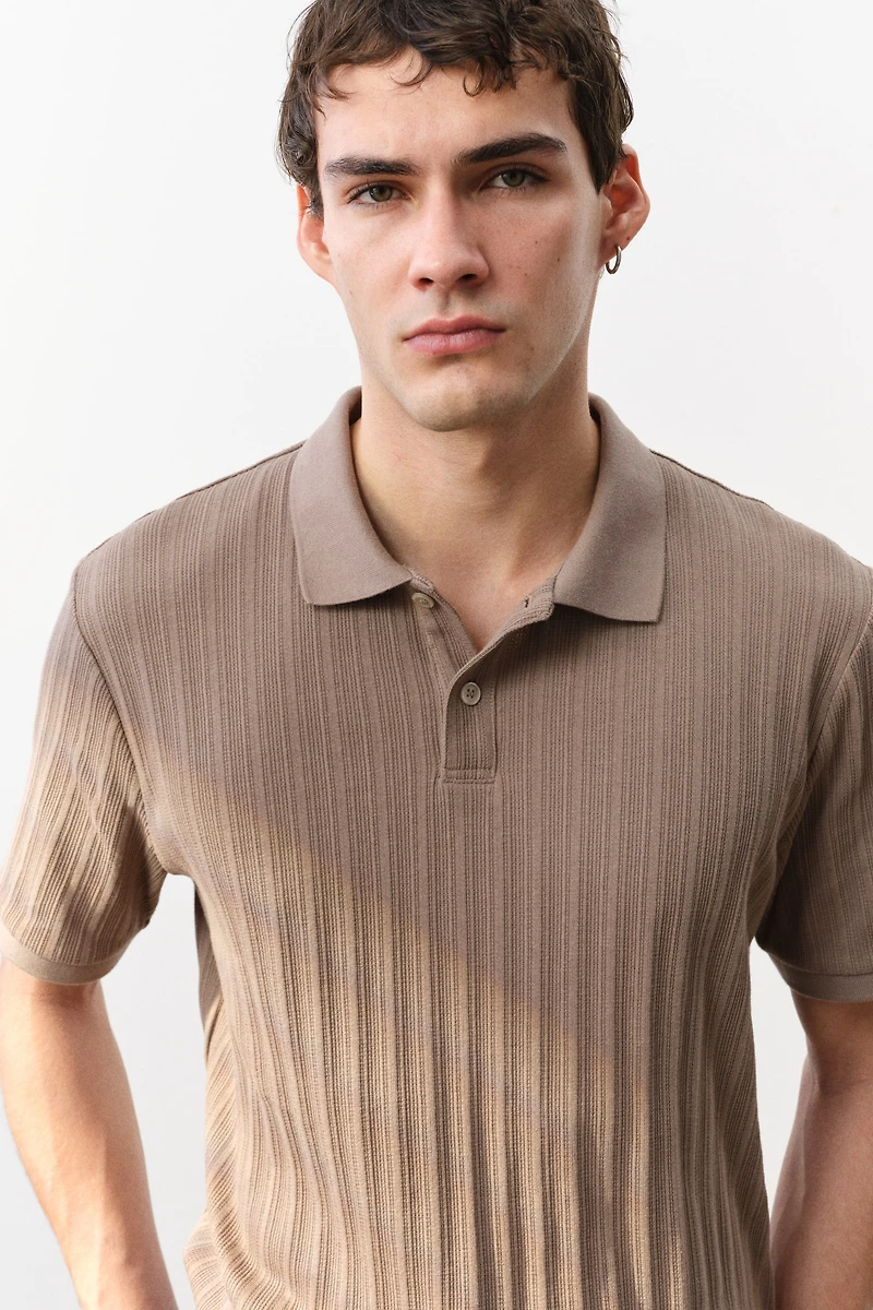 Polo près du corps en jersey texturé