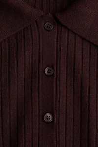 Robe en tricot côtelé avec col