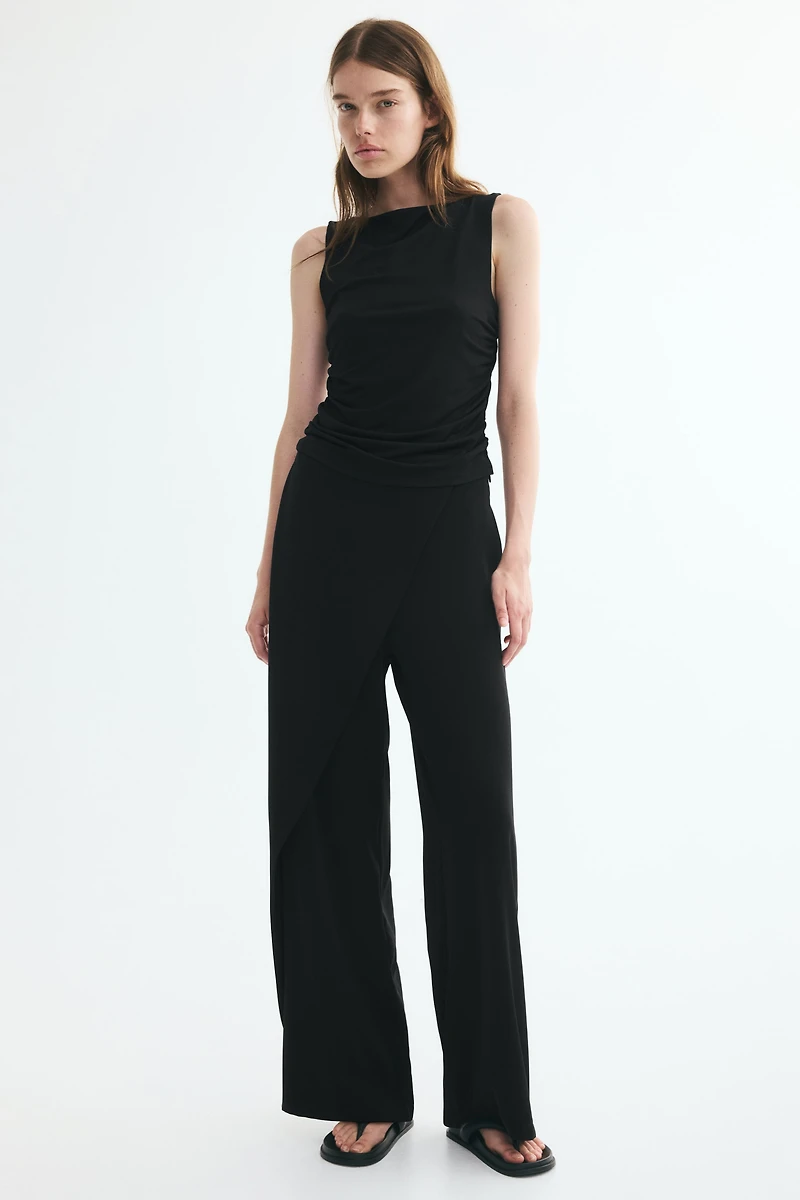 Pantalon en sergé avec détail croisé