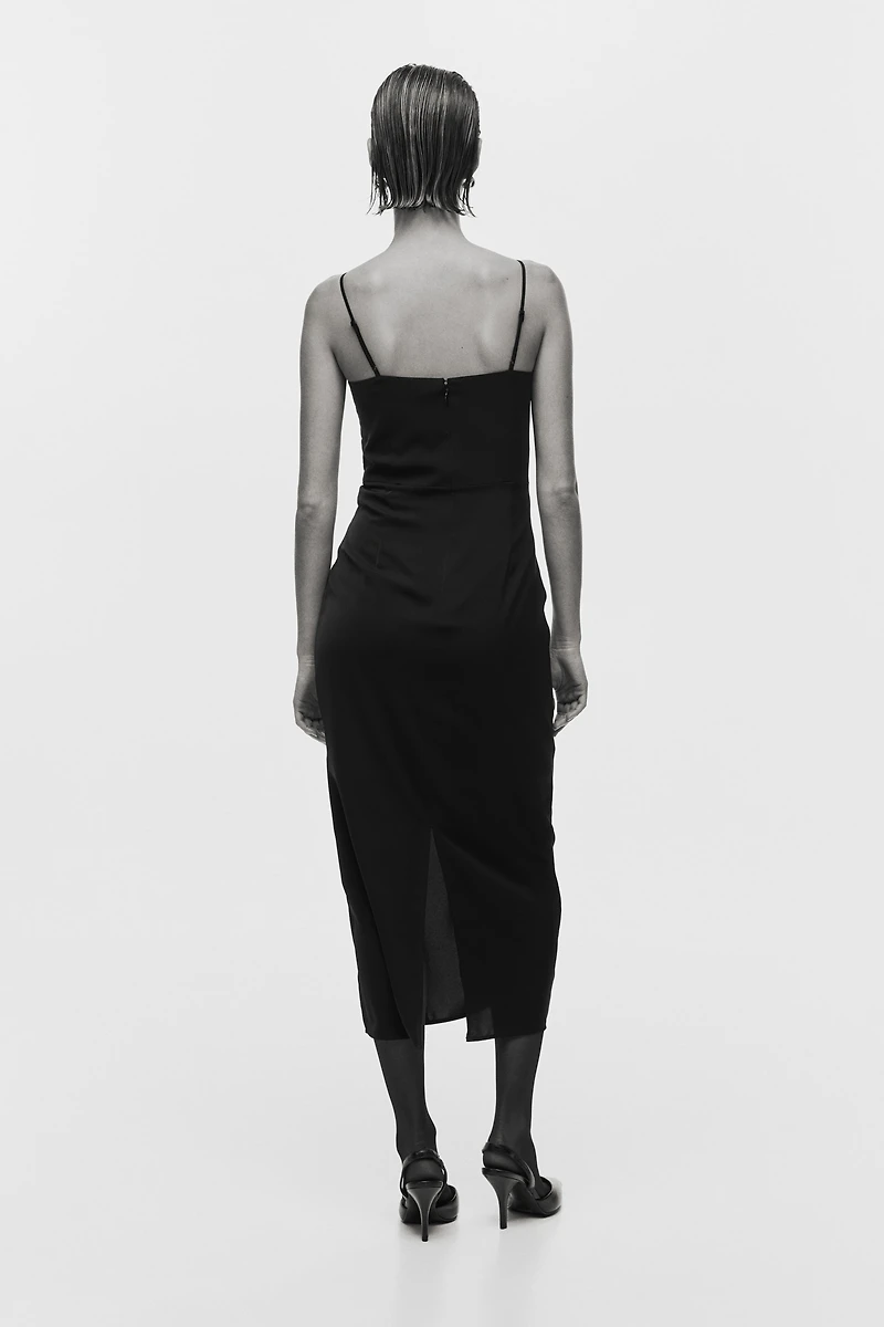 Robe avec rose appliquée