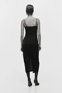 Robe avec rose appliquée