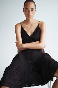 Robe à bretelles fines avec broderie anglaise