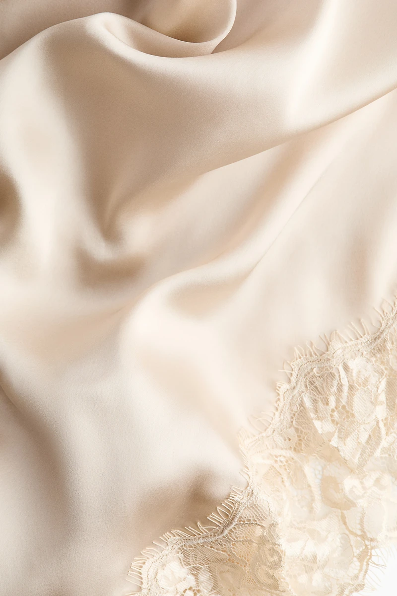 Robe dos nu en satin