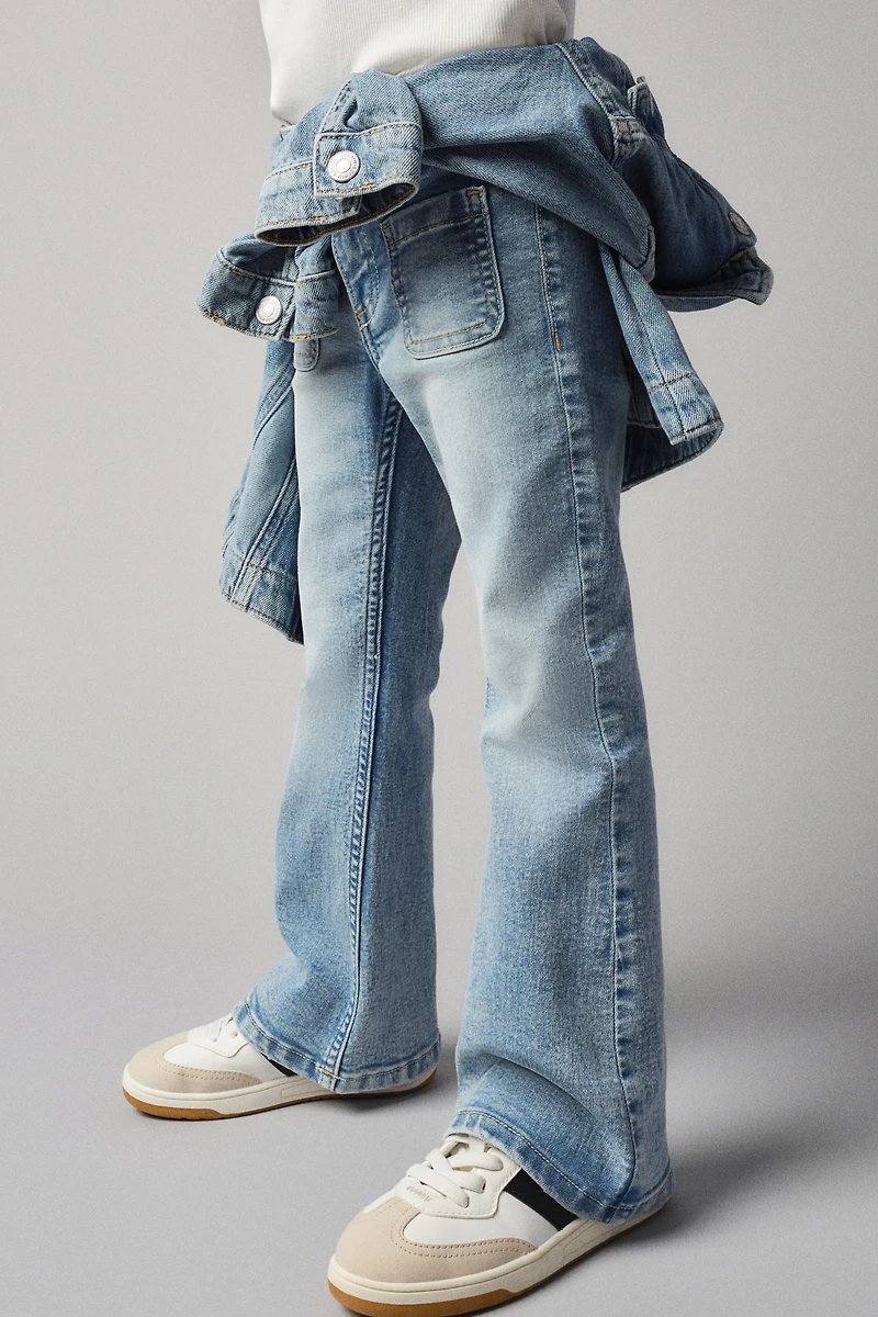 Jeans à jambe évasée