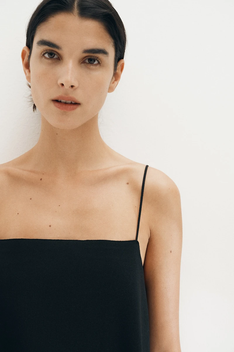 Haut en fin tricot à bretelles fines