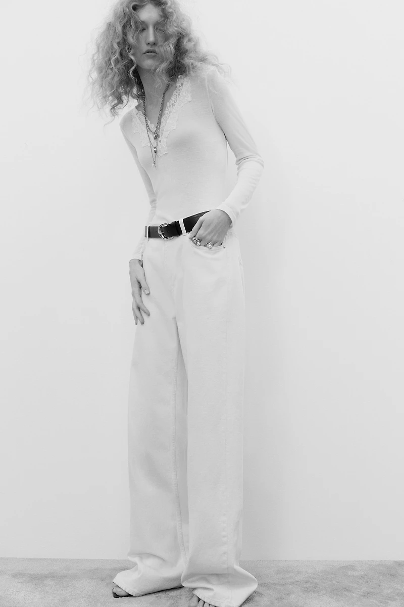 Haut orné de dentelle