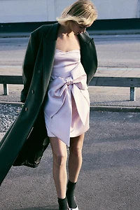 Robe bustier en satin avec boucle devant