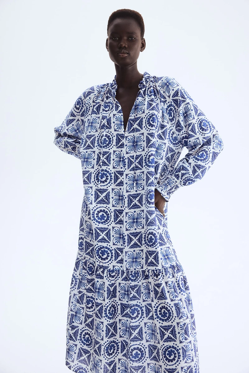 Robe à col volanté