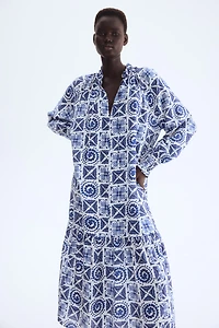 Robe à col volanté