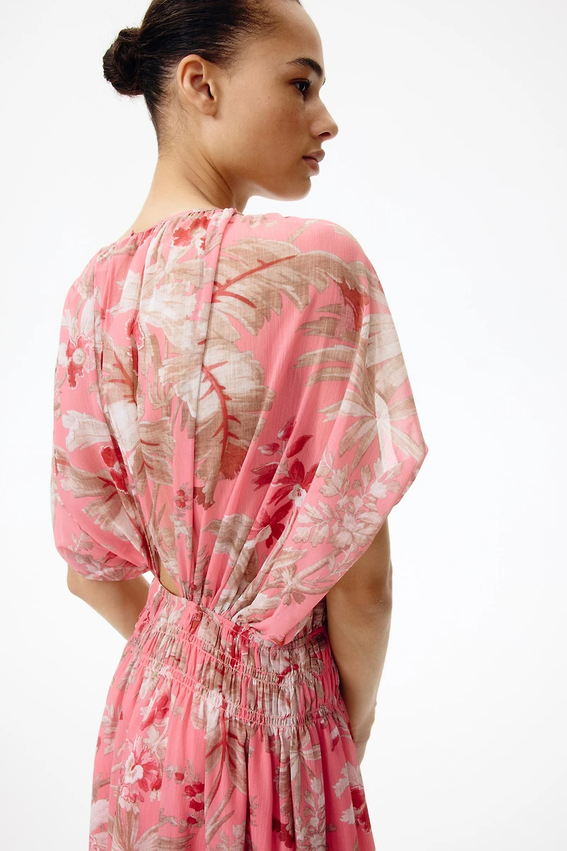 Robe en mousseline à manches cape