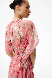 Robe en mousseline à manches cape