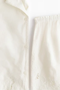 Pyjama avec broderie anglaise