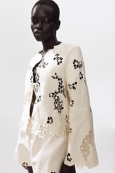 Veste à bords festonnés avec broderie anglaise