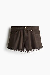 Short en denim à bords frangés