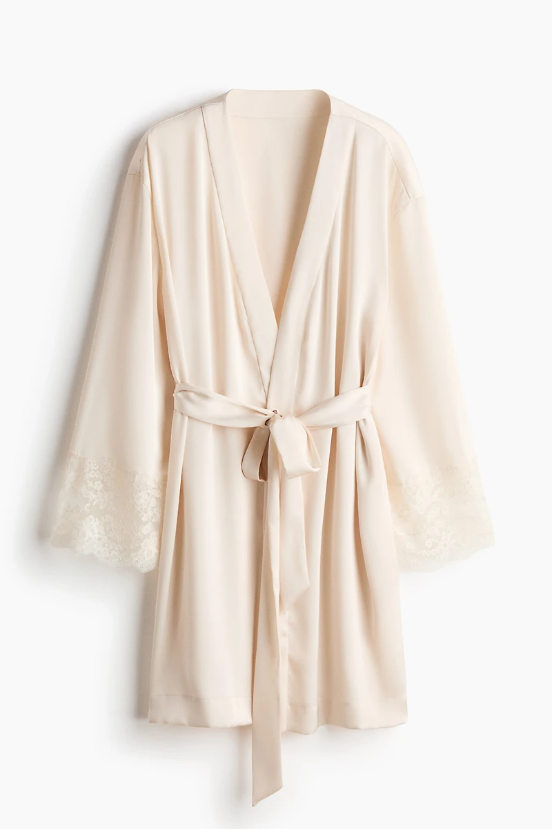 Robe de chambre en satin avec dentelle.