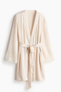 Robe de chambre en satin avec dentelle.