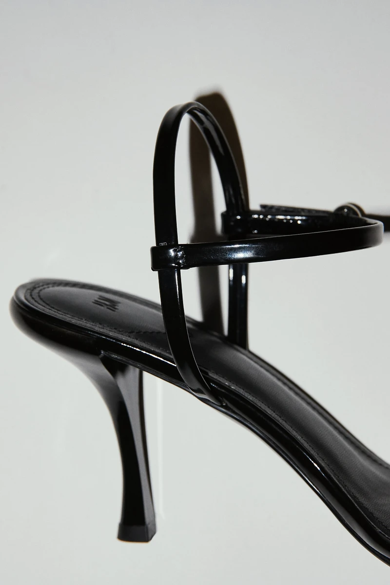 Sandales à talon avec brides fines